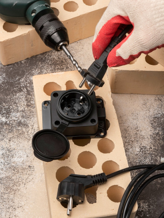 EKF Basic Розетка настенная с защитной крышкой каучуковая 230В 2P+PE 16A IP44