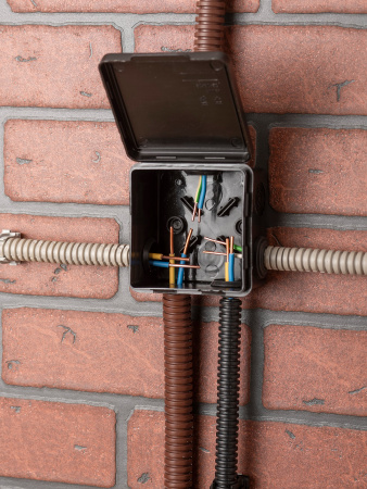 EKF PROxima Коробка распаячная КМР-030-031 с крышкой (80х80х50) 7 мембр. вводов чёрная IP54