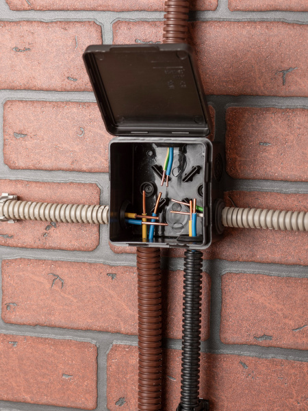 EKF PROxima Коробка распаячная КМР-030-031 с крышкой (80х80х50) 7 мембр. вводов чёрная IP54