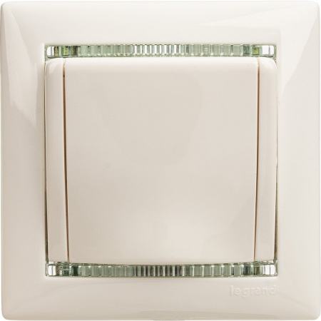 Legrand Valena Бел Розетка 1-ая с/з с крышкой