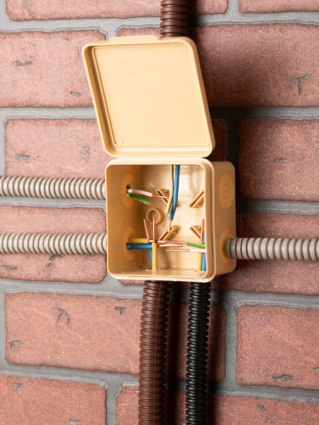 EKF PROxima Коробка распаячная КМР-030-035 пылевлагозащищенная без мембранных вводов (80х80х50) светлое дерево