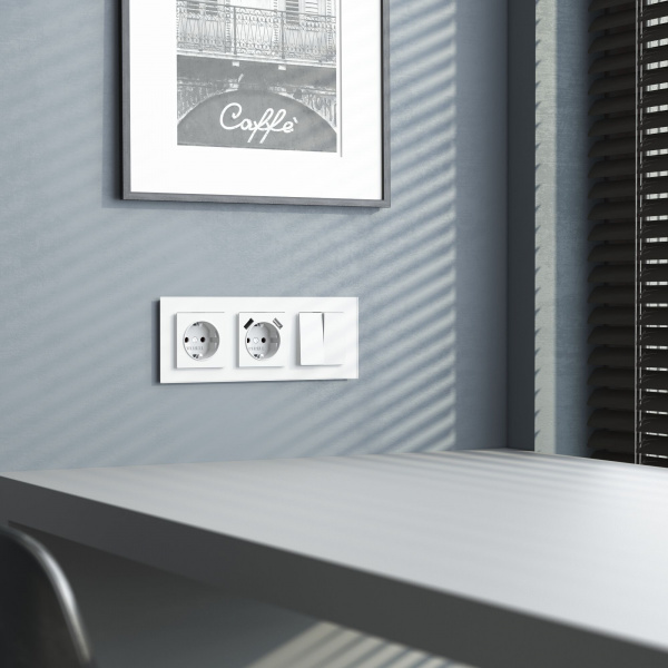 Рамка из стекла на 3 поста Favorit белый матовый W0031105