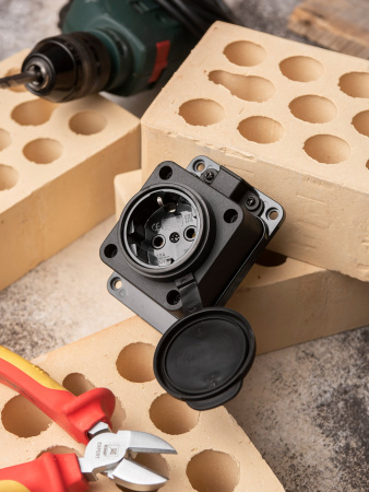 EKF Basic Розетка настенная с защитной крышкой каучуковая 230В 2P+PE 16A IP44