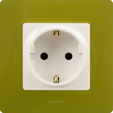 Legrand Etika Бел Розетка с/з со шторками, винт. клем.