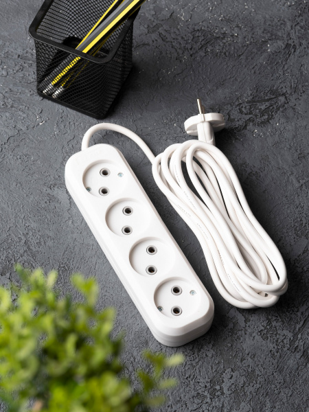 EKF PROxima Удлинитель "Эксперт" 4 гнезда 5 метров 10А/2,2кВт без заземления ПВС 2х0,75