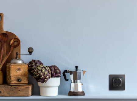 Legrand Etika Антрацит Розетка с/з со шторками, винт. клеммы, 16А, 250 В