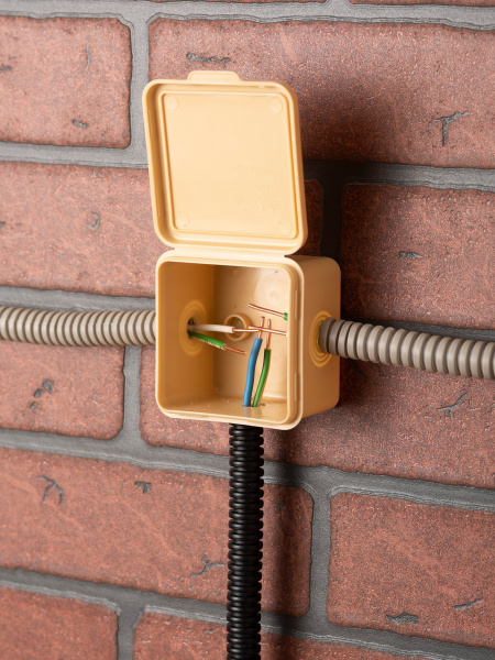 EKF PROxima Коробка распаячная КМР-030-037 пылевлагозащищенная без мембранных вводов (65х65х50) светлое дерево