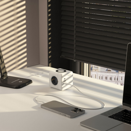 Розеточный блок 3-местный + 3×USB + беспроводная зарядка W6513501