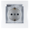 Simon 15 Белая Розетка 1-ая с/з с крышкой с защитными шторками, IP44 (в сборе с рамкой)