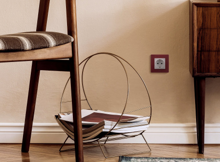 Legrand Etika Бел Розетка с/з со шторками, винт. клем.