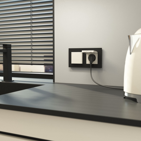 Розетка с заземлением и шторками c крышкой IP44 N (айвори матовый) W1171262