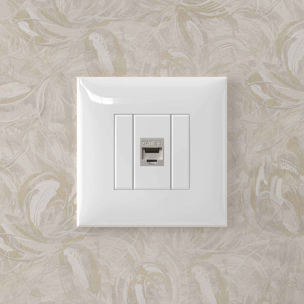 DKC Avanti Компьютерная розетка RJ-45 без шторки в стену, кат.5e одинарная экранированная, Белое облако