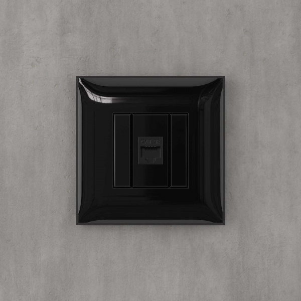 DKC Avanti Компьютерная розетка RJ-45 без шторки в стену, кат.5е одинарная, Черный квадрат