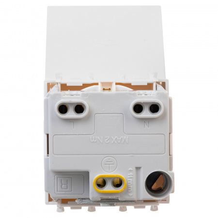 DKC Avanti Белый Розетка 2P+E со шторками IP41