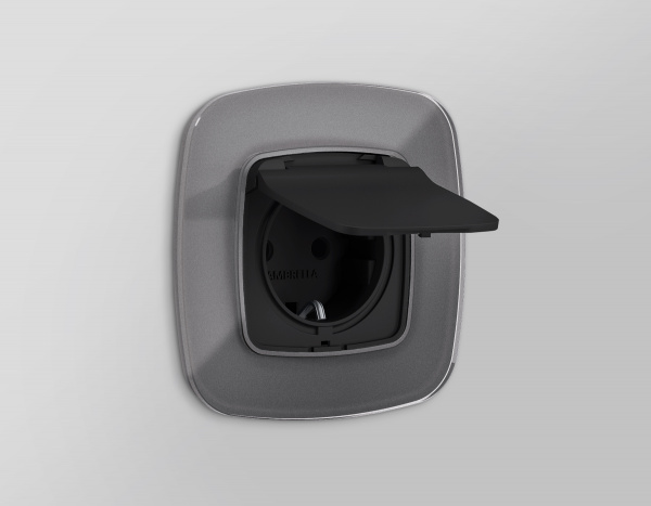 Лицевая панель OMEGA (Черный матовый) для электрической розетки с заземлением со шторками и крышкой IP44 QUANT OP8080