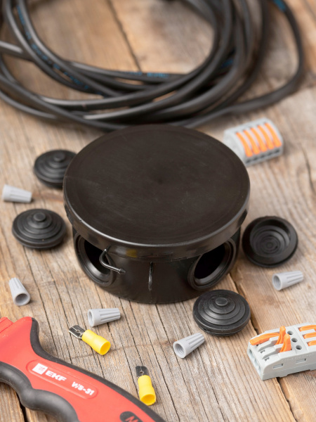 EKF PROxima Коробка распаячная КМР-040-039 с крышкой (85х40) 4 мембр. ввода чёрная IP54