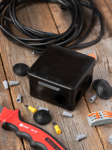 EKF PROxima Коробка распаячная КМР-030-031 с крышкой (80х80х50) 7 мембр. вводов чёрная IP54