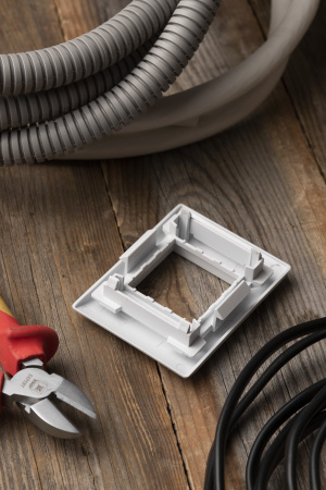 EKF PROxima Рамка+суппорт на 2 модуля (1 пост) для парапетного кабельного канала C-Line