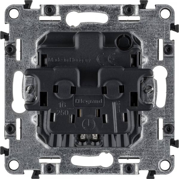 Legrand Valena ALLURE DIY Сл.кость Розетка 1-ая с/з с защитными шторками, безвинт.зажим