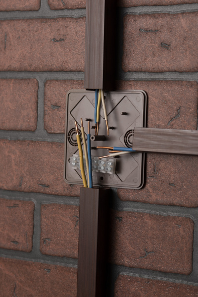 EKF PROxima Коробка разветвительная КМР-030-032кг (100х100х28) с клеммником тёмное дерево