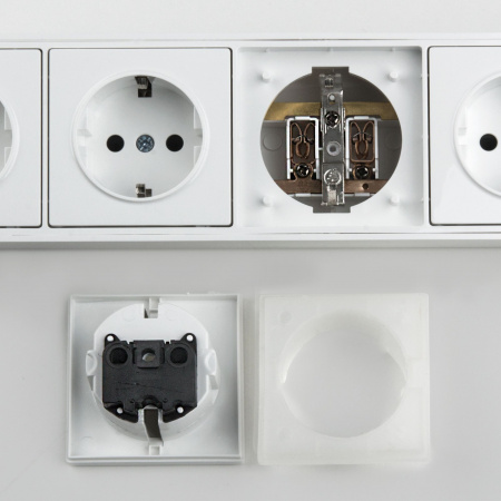 Розеточный блок 4-х местный + 3 USB белый WL20-04-03 Розеточный блок 4-х местный + 3 USB белый WL20-04-03