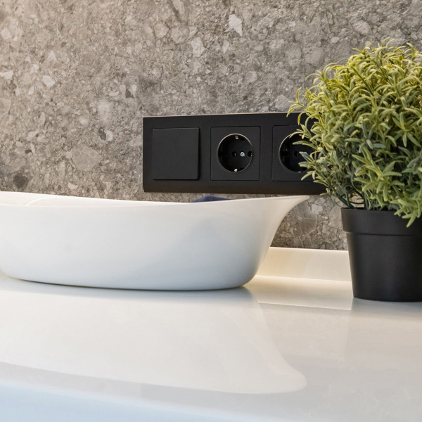 Рамка из поликарбоната на 3 поста Stark черный W0031808