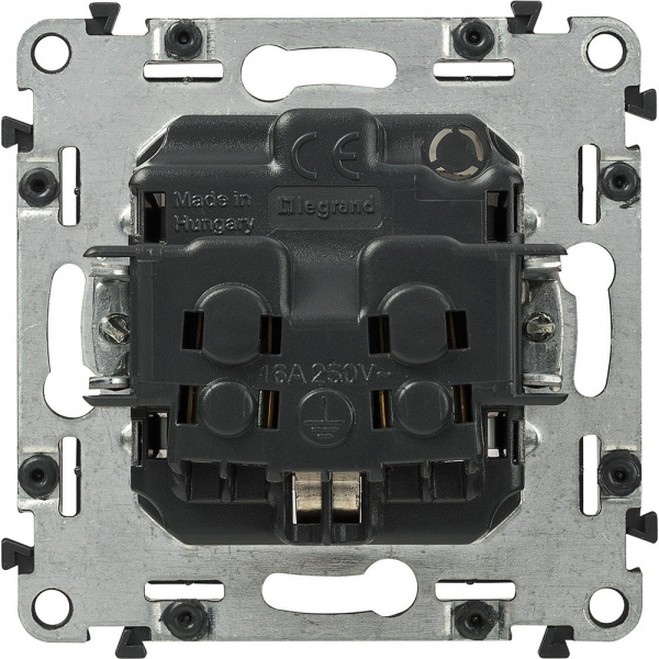 Legrand Valena Мех IN'MATIC Розетка с/з, со шторками, винт.зажим