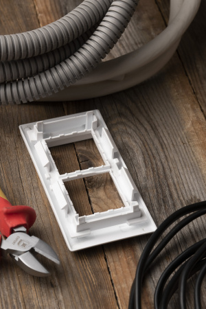 EKF PROxima Рамка+суппорт на 4 модуля (2 поста) для парапетного кабельного канала C-Line