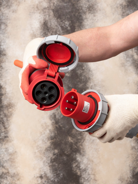 EKF PROxima Розетка переносная 2352 3Р+РЕ+N 63А 380В IP67