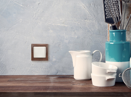 Legrand Valena Крем Розетка 1-ая с/з с крышкой