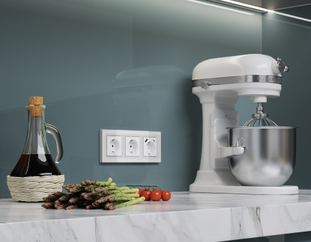 Лицевая панель ALFA (Белый глянец) для электрической розетки с заземлением со шторками 2USB A+C QUANT AP1100