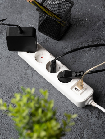 EKF PROxima Удлинитель "Эксперт" 4 гнезда 5 метров 16А/3,5кВт с 2 USB 2,1А ПВС 3х1