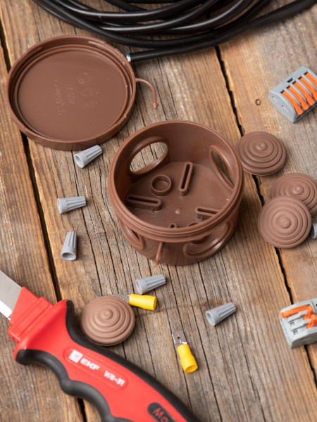 EKF PROxima Коробка распаячная КМР-040-038 с крышкой (65х40) 4 мембранных ввода тёмное дерево IP54