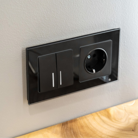 Рамка из стекла на 2 поста Favorit черный W0021108