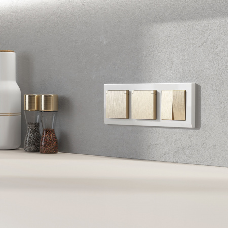 Розетка влагозащ. с зазем. с защит. крышкой и шторками N (шампань рифленый) W1171210