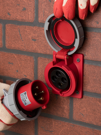 EKF PROxima Розетка стационарная внутренняя угловая 4242 3Р+РЕ 32А 380В IP67