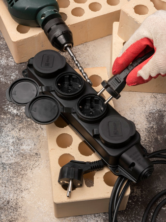 EKF Basic Розетка (колодка) четырехместная с защит. крышками каучуковая 230В 2P+PE 16A IP44