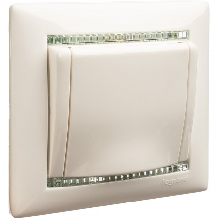 Legrand Valena Бел Розетка 1-ая с/з с крышкой