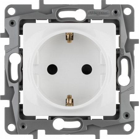 Legrand Etika Бел Розетка с/з со шторками, винт. клем.