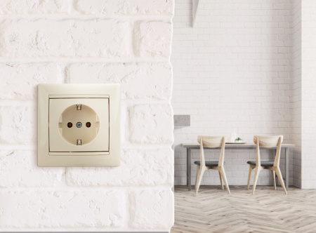 Legrand Valena Крем Розетка 1-ая с/з