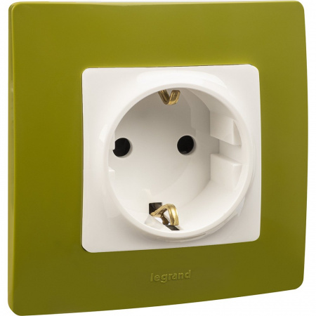 Legrand Etika Бел Розетка с/з со шторками, винт. клем.