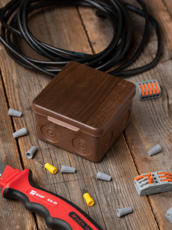 EKF PROxima Коробка распаячная КМР-030-035 пылевлагозащищенная без мембранных вводов (80х80х50) тёмное дерево