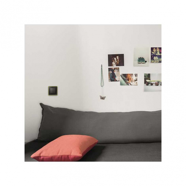 Simon 82 Detail Графит Коробка наружной установки 3-ая