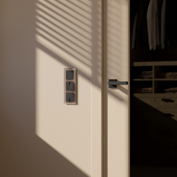 Рамка из стекла на 3 поста Favorit латте W0031142