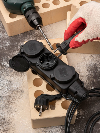 EKF Basic Розетка (колодка) трехместная с защит. крышками каучуковая 230В 2P+PE 16A IP44