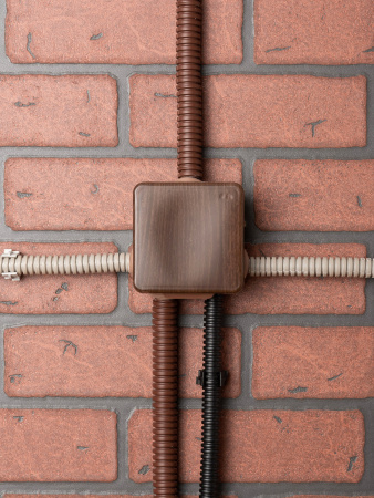 EKF PROxima Коробка распаячная КМР-030-031 с крышкой (80х80х50) 7 мембранных вводов тёмное дерево IP54