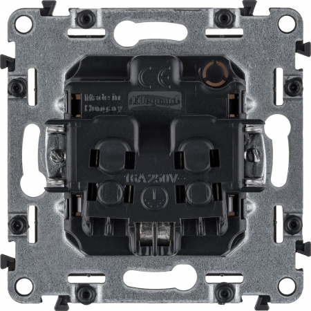 Legrand Valena LIFE DIY Бел Розетка 1-ая с/з, с защитными шторками, винт.зажим