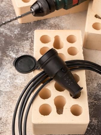 EKF Basic Розетка переносная с защитной крышкой каучуковая 230В 2P+PE 16A IP44