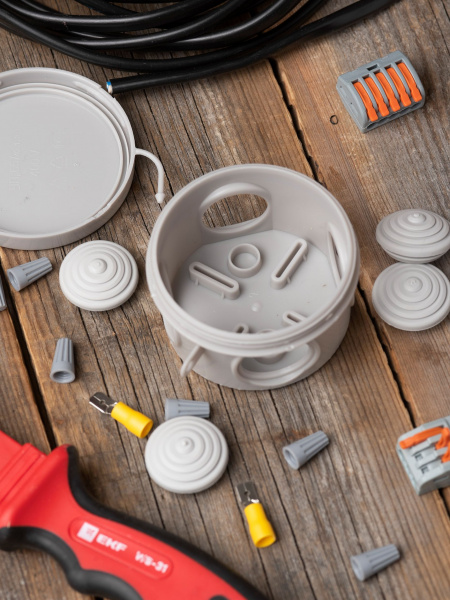 EKF PROxima Коробка распаячная КМР-040-038 с крышкой наружная (65х40) 4 мембранных ввода IP54