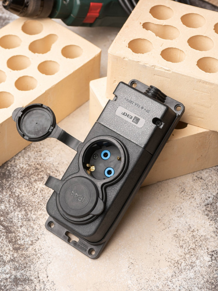 EKF PROxima Роз. (колодка) двухмест. с защит. крышками каучуковая 230В 2P+PE 16A IP44 PRO